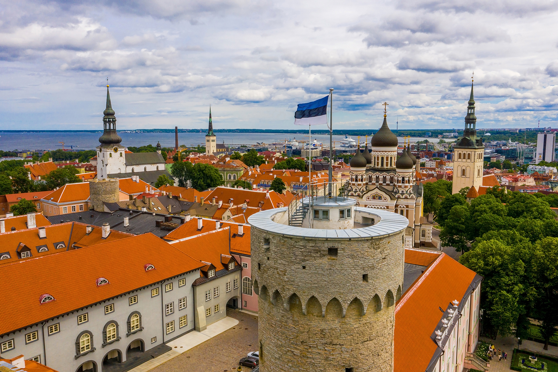 Національний прапор Естонії на середньовічній вежі