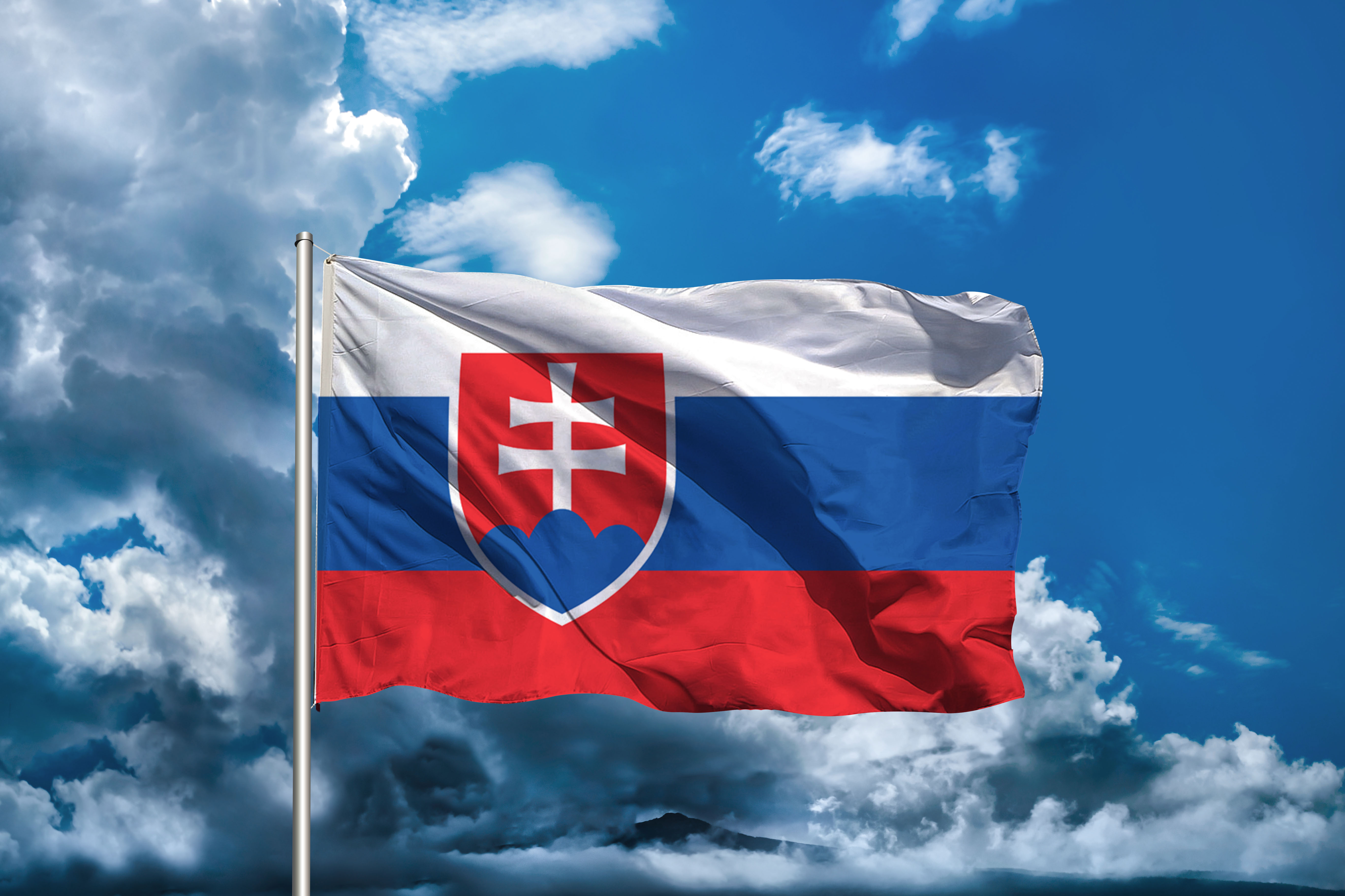 Прапор Словаччини на тлі синього неба